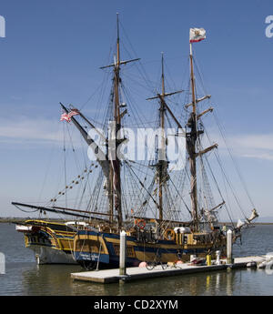 Die Lady Washington(left) und Hawaiian Chieftain, Repliken von 18. Jahrhundert große Schiffe, am Redwood Hafenstadt in Redwood City, Kalifornien, Donnerstag, 27. März 2008, werden die Schiffe öffentlich zugänglich für Touren.  JOHN GREEN/SAN MATEO COUNTY TIMES Stockfoto