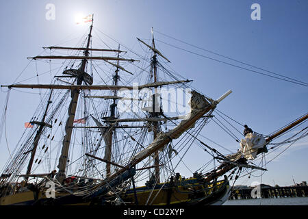 Die Hawaiian Chieftain(left) und Lady Washington, Repliken von 18. Jahrhundert große Schiffe, am Redwood Hafenstadt in Redwood City, Kalifornien, Donnerstag, 27. März 2008, werden die Schiffe öffentlich zugänglich für Touren.  JOHN GREEN/SAN MATEO COUNTY TIMES Stockfoto