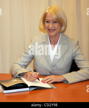 28. März 2008 - New York, NY, USA - Schauspielerin HELEN MIRREN fördert ihr neues Buch "In the Frame: My Life in Pictures bei Barnes and Noble Fifth Avenue. (Kredit-Bild: © Nancy Kaszerman/ZUMA Press) Stockfoto