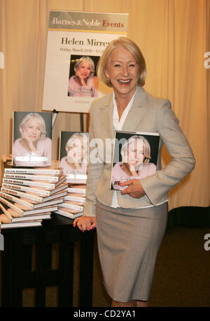 28. März 2008 - New York, NY, USA - Schauspielerin HELEN MIRREN fördert ihr neues Buch "In the Frame: My Life in Pictures bei Barnes and Noble Fifth Avenue. (Kredit-Bild: © Nancy Kaszerman/ZUMA Press) Stockfoto