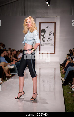 Modelle der Start-und Landebahn tragen Marceau in der Funkshion: Fashion Week Miami Beach Stockfoto