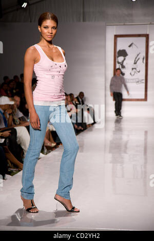 Modelle der Start-und Landebahn tragen Marceau in der Funkshion: Fashion Week Miami Beach Stockfoto