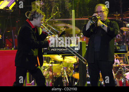 27. März 2008 - führen Sie live als seine Tournee 2008 macht ein Stopp im RBC Center mit Sitz in Raleigh Raleigh, North Carolina USA-(L-R) Musiker BRIAN CULBERTSON und sein Vater JIM CULBERTSON.  Copyright 2008 Jason Moore. Obligatorische Credit: Jason Moore Stockfoto