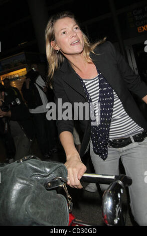 Los Angeles, 2008-3-30 / Model KATE MOSS und ihre Tochter LILA GRACE Ankunft am LAX Flughafen von London. Kate war versteckt sich hinter eine Sicherheit gegen die Paparazzi zu vermeiden (Credit-Bild: © Laguna Bilder/ZUMA drücken) Stockfoto