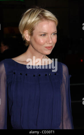 31. März 2008 - Hollywood, Kalifornien, US - I13036PR. DIE PREMIERE VON "LEATHERHEADS '' BEI GRAUMANS CHINESE THEATRE, HOLLYWOOD, CA 31.03.2008.  --2008.RENEE ZELLWEGER (Kredit-Bild: © Phil Roach/Globe Photos/ZUMAPRESS.com) Stockfoto