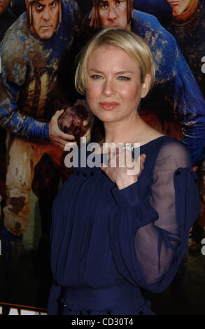 31. März 2008 - Hollywood, Kalifornien, US - I13036PR. DIE PREMIERE VON "LEATHERHEADS '' BEI GRAUMANS CHINESE THEATRE, HOLLYWOOD, CA 31.03.2008.  --2008.RENEE ZELLWEGER (Kredit-Bild: © Phil Roach/Globe Photos/ZUMAPRESS.com) Stockfoto