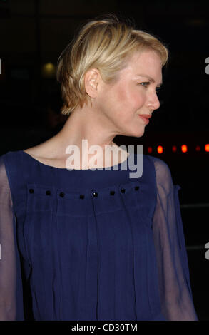 31. März 2008 - Hollywood, Kalifornien, US - I13036PR. DIE PREMIERE VON "LEATHERHEADS '' BEI GRAUMANS CHINESE THEATRE, HOLLYWOOD, CA 31.03.2008.  --2008.RENEE ZELLWEGER (Kredit-Bild: © Phil Roach/Globe Photos/ZUMAPRESS.com) Stockfoto