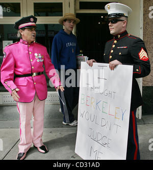 Tighe Barry, links, ein "Pink Marine" mit rosa Code stellt eine echte Marine auf der rechten Seite, wer lehnte es ab, seine Hame, außerhalb der Berkeley Personalbeschaffung Dienstag geben. Code Pink war es ein Witz aufmerksam, die es im Bereich Medien gezogen, die die Marines Berkeley verlassen hatte. Die Mairine richtig sagte h Stockfoto