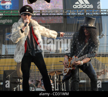 19. Mai 2007 führt - Columbus, OH, USA - Sänger SCOTT WEILAND und Gitarrist SLASH die Band VELVET REVOLVER live bei der ersten jährlichen Rock auf der Range-Festival, das in der Innenstadt von Columbus Crew Stadium stattfand.   (Kredit-Bild: © Jason Moore/ZUMA Press) Stockfoto