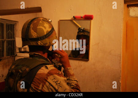 4. April 2008 - Tahrir, Baqubah, Irak - ein Soldaten der irakischen Armee passt den Gurt von seinen Helm in einem irakischen Haus auf eine gemeinsame Patrouille mit Soldaten der 2. Zug, Charly Akku, 2. Bataillon 12. Feldartillerie-Regiment im Rahmen der 4. Brigade der 2. Infanterie-Division im Bezirk Tahrir Stockfoto