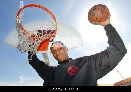 Weston Ranch High Basketball-Spieler, die James Nunnally für ein Porträt in der Schule am Freitag, 4. April 2008 in Stockton, Kalifornien Nunnally stellt wurde als der San Joaquin Herold All-Bereich jungen Basketball-Spieler des Jahres gekürt. (Gina Halferty/San Joaquin Herald) Stockfoto