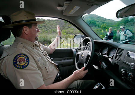 8. April 2008, San Onofre State Beach, Kalifornien, USA Supervising Ranger DAVE Preis winkt ein paar er vergeht beim patrouillieren die Gegend von San Mateo Campground von der Park Credit: Foto von Charlie Neuman, San Diego Union-Tribune/Zuma Press. Copyright 2008 San Diego Union-Tribune Stockfoto