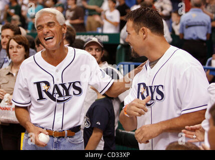 4 Bildunterschrift: (08.04.2008 St. Petersburg, FL) Gouverneur von Florida Charlie Crist, links, lacht mit Mike Alstott, unmittelbar vor den Strahlen Eröffnungstag Zeremonien im Tropicana Field.   JAMES BORCHUCK |   Zeit Geschichte Inhaltsangabe: Strahlen nach Hause Öffner Stockfoto