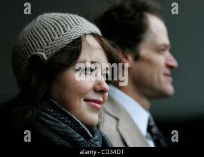 Schauen Sie DAVID JOLES â €¢ djoles@startribune.com Minneapolis, MN - 8. April 2008] Amelia Lindbergh, links, Lindberghs Urenkelin und Lars Lindbergh, Lindberghs Enkel, über eine Replik von The Spirit of St. Louis, das Flugzeug während der ersten Solo transAtlantic will machte Charles Lindbergh Stockfoto