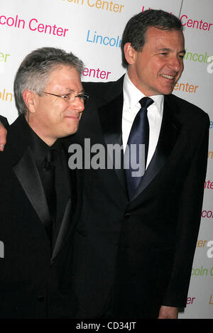 9. April 2008 ehrt - New York, New York, USA - LINCOLN CENTER ANNUAL SPRING GALA, ROBERT A. IGER, PRESIDENT und CEO der WALT DISNEY COMPANY. LINCOLN CENTER 09.04.2008.       2008..ROBERT A. IGER MIT ALAN MENKIN. K57811RM (Kredit-Bild: © Rick Mackler/Globe Photos/ZUMAPRESS.com) Stockfoto