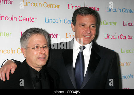 9. April 2008 ehrt - New York, New York, USA - LINCOLN CENTER ANNUAL SPRING GALA, ROBERT A. IGER, PRESIDENT und CEO der WALT DISNEY COMPANY. LINCOLN CENTER 09.04.2008.       2008..ROBERT A. IGER MIT ALAN MENKIN. K57811RM (Kredit-Bild: © Rick Mackler/Globe Photos/ZUMAPRESS.com) Stockfoto