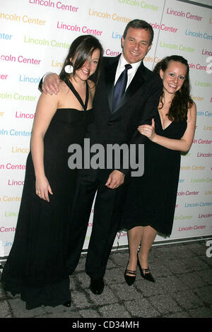 9. April 2008 ehrt - New York, New York, USA - LINCOLN CENTER ANNUAL SPRING GALA, ROBERT A. IGER, PRESIDENT und CEO der WALT DISNEY COMPANY. LINCOLN CENTER 09.04.2008.       2008..ROBERT A. IGER MIT TÖCHTERN. K57811RM (Kredit-Bild: © Rick Mackler/Globe Photos/ZUMAPRESS.com) Stockfoto