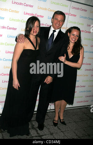 9. April 2008 ehrt - New York, New York, USA - LINCOLN CENTER ANNUAL SPRING GALA, ROBERT A. IGER, PRESIDENT und CEO der WALT DISNEY COMPANY. LINCOLN CENTER 09.04.2008.       2008..ROBERT A. IGER MIT TÖCHTERN. K57811RM (Kredit-Bild: © Rick Mackler/Globe Photos/ZUMAPRESS.com) Stockfoto