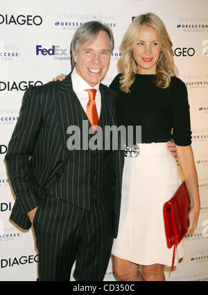 9. April 2008 - New York, NY, USA - Designer TOMMY HILFIGER und DEE OCLEPPO im Ankunftsbereich für das Jahr 2008-Kleid für Erfolg weltweit Gala im Marriot Marquis Hotel statt. (Kredit-Bild: © Nancy Kaszerman/ZUMA Press) Stockfoto