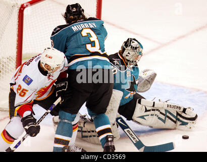 Haie-Torwart Evgeni Nabokov versucht, einen Schuss von Calgarys David Moss (25) als Haie Douglas Murray (3) blockieren verteidigt. Die San Jose Sharks spielen den Calgary Flames in der ersten Runde der Stanley Cup Playoffs im HP Pavilion in San Jose Mittwoch, 9. April 2008. (Patrick Tehan/Mercury News) Stockfoto