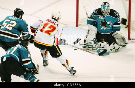 Haie Torwart Evgeni Nabokov kann ein zweites Periode Tor durch der Flammen Stephane Yelle, (7) nicht aufhören, wie der Flammen Jarome Iginla (12) unterstützt, wie die San Jose Sharks den Calgary Flames in der ersten Runde der Stanley Cup Playoffs im HP Pavilion in San Jose Mittwoch, 9. April 2008 zu spielen. (Patrick Tehan / Stockfoto