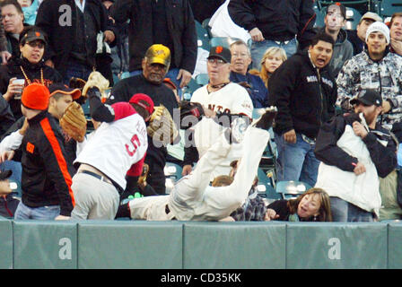 San Francisco Giants Fred Lewis Ruft out of Bounds, nachdem erfolglos er Cacth einen Foul Ball von St. Louis Cardinals Albert Pujols im ersten Inning ihres MLB-Spiels im AT&T Park in San Francisco, Kalifornien, auf Donnerstag, 10. April 2008 versucht. (Ray Chavez/der Oakland Tribune) Stockfoto