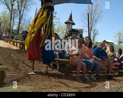 Cameron Tomele, Cleveland, Oh., lockt Festivalbesucher zum akrobatischen Akt kaum ausgeglichen auf dem Georgien Renaissance Festival in Fairburn, Georgia auf Samstag, 19. April 2008. Das achtwöchige Festival befindet sich im 23. Jahr und zieht Tausende von Besuchern. Stockfoto