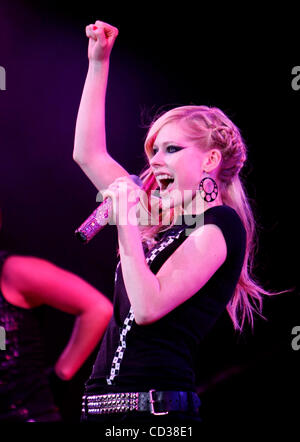 042008 Acc Avril Foto von Lannis Waters/The Palm Beach Post 0051521A [mit STORY BY Leslie Streeter]---WEST PALM BEACH---Avril Lavigne rockt, Cruzan Amphitheater Sonntagabend.  Lavigne es dritte Album "Best Damn Thing", erschienen im Jahr 2007, gekrönt von der US-Album-Charts und erreichte platin Stockfoto