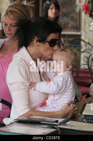 Los Angeles, 2008-4-19 / KATIE PRICE und PETER ANDRE shopping mit ihrer Tochter PRINCESS TIAAMII (Credit-Bild: © Laguna Bilder/ZUMA drücken) Stockfoto