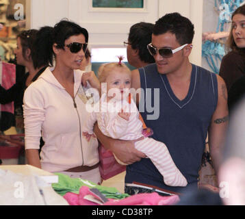 Los Angeles, 2008-4-19 / KATIE PRICE und PETER ANDRE shopping mit ihrer Tochter PRINCESS TIAAMII (Credit-Bild: © Laguna Bilder/ZUMA drücken) Stockfoto