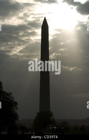 27. September 2011 - Washington, Vereinigte Staaten von Amerika - The Washington Monument wird werden auf unbestimmte Zeit geschlossen weil das 5,8-Erdbeben im August hatte mehr Schaden als zuvor offengelegt Bild: 22. April 2008 - Washington, DC, USA - das Washington Monument ist Silhouett Stockfoto