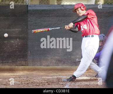 Mittwoch, 23. April 2008, trifft Skyline High School jungen Varsity Baseball Krug Luis Miguel Acosta ein einzelnes starten eine Kundgebung in der Unterseite des vierten Inning gegen Oakland Tech in einem Hause Ligaspiel in Oakland, Kalifornien  (Alison Yin/der Oakland Tribune) Stockfoto