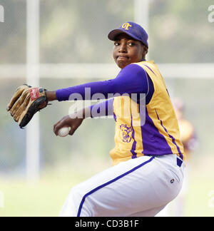 Mittwoch, 23. April 2008, Oakland Tech ausgehend von Krug werden Kelvin McMiller gegen Skyline High School jungen Varsity Baseball-Team in einem Ranglistenspiel im Skyline in Oakland, Kalifornien off Gesichter  Skyline schlagen Oakland Tech 10-0.  (Alison Yin/der Oakland Tribune) Stockfoto