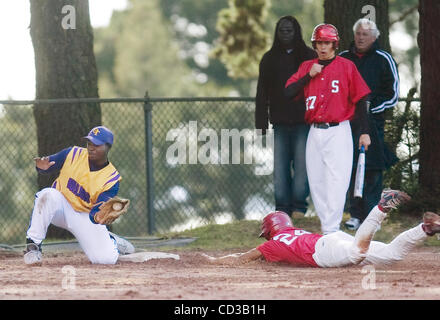 Mittwoch, 23. April 2008, Uhren Skyline auf dem Deck Teig Moises Espinosa (stehend) seine Teamkollegen Julian Sarg-Lennear Folie in sicheren dritten Base in einem Ligaspiel gegen Oakland Tech.  Oakland Tech Thirdbaseman Bernard Carrington ist nicht in der Lage, das Tag schnell genug zu machen.  Skyline schlagen Oakl Stockfoto