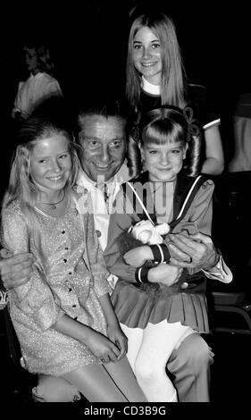 24. April 2008 - Hollywood, Kalifornien, USA - 7660.HOLLYWOOD STAR PARADE 11-25-1970.EVE PLUMB SUSAN OLSEN MAUREEN MCCORMICK.  -1970 (Kredit-Bild: © Phil Roach/Globe Photos/ZUMAPRESS.com) Stockfoto