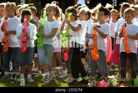 25. April 2008 - Palm City, Florida, USA - Palm City elementare 50 in diesem Jahr dreht. Am Freitag feierte die ganze Schule von 907 Studenten-vom Kindergarten bis zur 5. Klasse der Meilenstein durch die Durchführung zusammen mit der populären Musik der letzten fünf Jahrzehnte. Im Kontext von wie weit die Schule gesagt Stockfoto