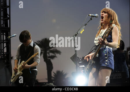 26. April 2008 - Indio, Kalifornien; USA - Gitarrist BLAKE SENNETT (L-R) und Sängerin JENNY LEWIS der Band Rilo Kiley tritt im Rahmen der 2008 Coachella Valley Music und Kunstfestival, das im Feld Empire Polo stattfindet in Indio.  Das dreitägige Festival zieht mehr als 160 Stockfoto