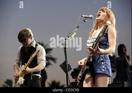 26. April 2008 - Indio, Kalifornien; USA - Gitarrist BLAKE SENNETT (L-R) und Sängerin JENNY LEWIS der Band Rilo Kiley tritt im Rahmen der 2008 Coachella Valley Music und Kunstfestival, das im Feld Empire Polo stattfindet in Indio.  Das dreitägige Festival zieht mehr als 160 Stockfoto