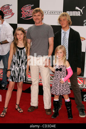 26. April 2008 - Los Angeles, Kalifornien, USA - Schauspieler RICK SCHRODER & Familie Ankunft bei der Weltpremiere von "Speed Racer" im Nokia Theatre statt. (Bild Kredit: Stockfoto