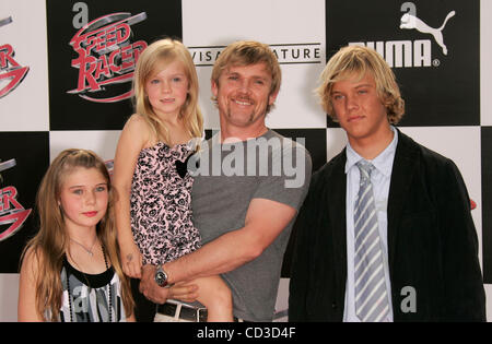 26. April 2008 - Los Angeles, Kalifornien, USA - Schauspieler RICK SCHRODER & Familie Ankunft bei der Weltpremiere von "Speed Racer" im Nokia Theatre statt. (Kredit-Bild: © Lisa O'Connor/ZUMA Press) Stockfoto