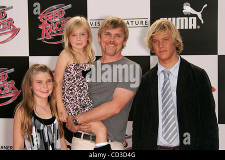 26. April 2008 - Los Angeles, Kalifornien, USA - Schauspieler RICK SCHRODER & Familie Ankunft bei der Weltpremiere von "Speed Racer" im Nokia Theatre statt. (Kredit-Bild: © Lisa O'Connor/ZUMA Press) Stockfoto