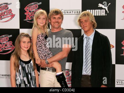 26. April 2008 - Los Angeles, Kalifornien, USA - Schauspieler RICK SCHRODER & Familie Ankunft bei der Weltpremiere von "Speed Racer" im Nokia Theatre statt. (Kredit-Bild: © Lisa O'Connor/ZUMA Press) Stockfoto