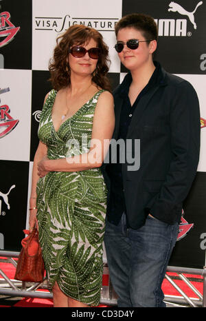 26. April 2008 - Los Angeles, Kalifornien, USA - Schauspielerin SUSAN SARANDON & Sohn bei der Weltpremiere von "Speed Racer" Ankunft im Nokia Theatre statt. (Kredit-Bild: © Lisa O'Connor/ZUMA Press) Stockfoto