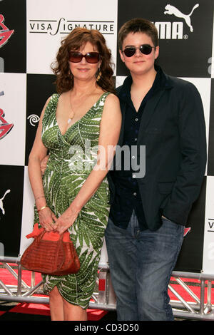 26. April 2008 - Los Angeles, Kalifornien, USA - Schauspielerin SUSAN SARANDON & Sohn bei der Weltpremiere von "Speed Racer" Ankunft im Nokia Theatre statt. (Kredit-Bild: © Lisa O'Connor/ZUMA Press) Stockfoto