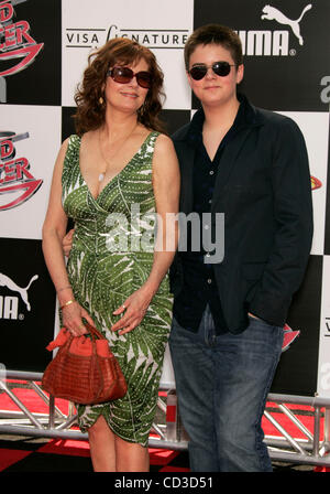 26. April 2008 - Los Angeles, Kalifornien, USA - Schauspielerin SUSAN SARANDON & Sohn bei der Weltpremiere von "Speed Racer" Ankunft im Nokia Theatre statt. (Kredit-Bild: © Lisa O'Connor/ZUMA Press) Stockfoto