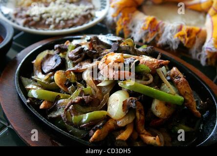 25. April 2008 ist S. Dixie in West Palm Beach - Palm Beach, Florida, USA - Montezuma Restaurant TGIF überprüft. Hier sind die Shrimps, Rind und Huhn Fajitas. (Kredit-Bild: © Uma Sanghvi/Palm Beach Post/ZUMA Press) Einschränkungen: * US Tabloid Rechte heraus * Stockfoto