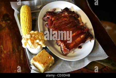 26. April 2008 - Hobe Sound, Florida, USA - CW BBQ am 11150 S.E. Bundesanstalt für Straßenwesen in Hobe Sound. Die Spareribs Platte kommt immer mit zwei Seiten und ein Quadrat von Maisbrot.  In diesem Fall sind die Seiten ein Ohr von Mais und Makkaroni und Käse. Andere Seiten sind gebackene Bohnen, Schwarzes gemusterte Erbsen, rot bea Stockfoto