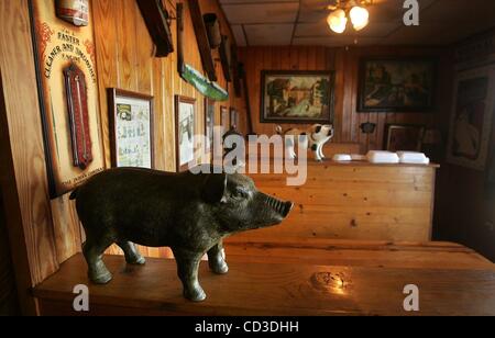 26. April 2008 - Hobe Sound, Florida, USA - CW BBQ am 11150 S.E. Bundesanstalt für Straßenwesen in Hobe Sound. Einer der zahlreichen Schweine in allen Formen und Varianten, das Restaurant von treuen Kunden gegeben zu sehen oben auf dem Rücken eines der Stände in einer Seitenstraße Essbereich (Credit-Bild: © David Spencer/Palm Beach Stockfoto