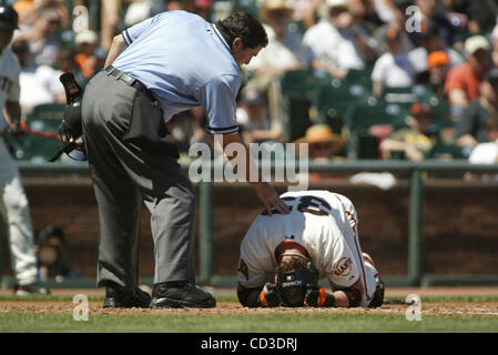 Mit Home-Plate Umpire bleibt Ed Rapuano stehend von ihm, Giants Teig Aaron Rowand auf dem Boden nach dem Aufstehen hit by Pitch gegen die Reds in San Francisco, am Sonntag, 27. April 2008. (Mathew Sumner/San Mateo County Times) Stockfoto