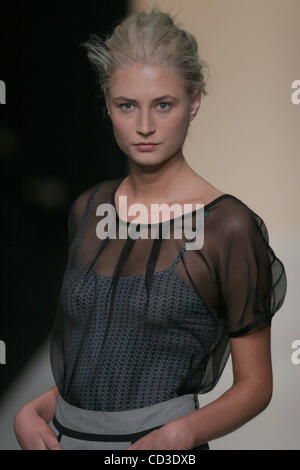 28. April 2008 - Sydney, Australien - das Model auf dem Laufsteg während der Kollektion Anna Thomas Frühjahr/Sommer 2008-2009 zeigen bei der Rosemount Australian Fashion Week in Sydney. (Bild Kredit: Stockfoto